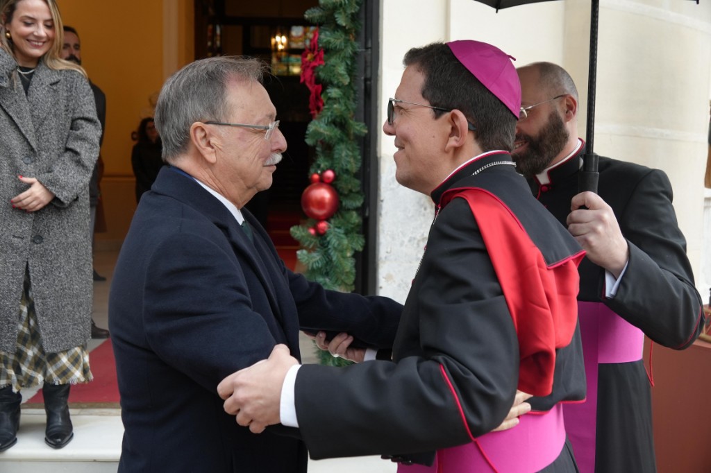 El presidente Vivas y la delegada Pérez reciben a Monseñor Valdivia